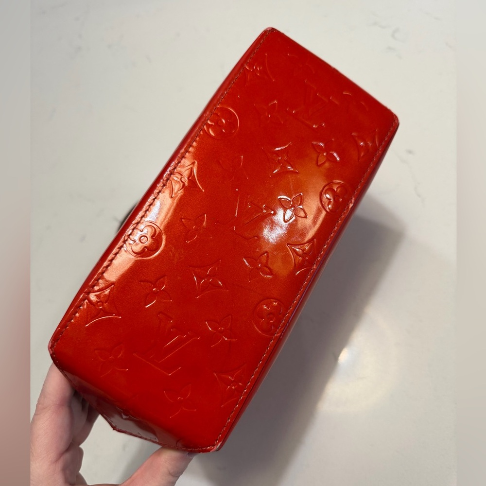 Louis Vuitton Red Vernis Reade Handbag - Picture 4 of 10